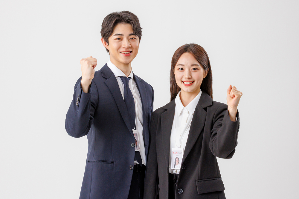 카카오 대구일수 대구 일수 전문 서비스를 추천하며 엄지를 든 비즈니스 남녀 전문가 모습